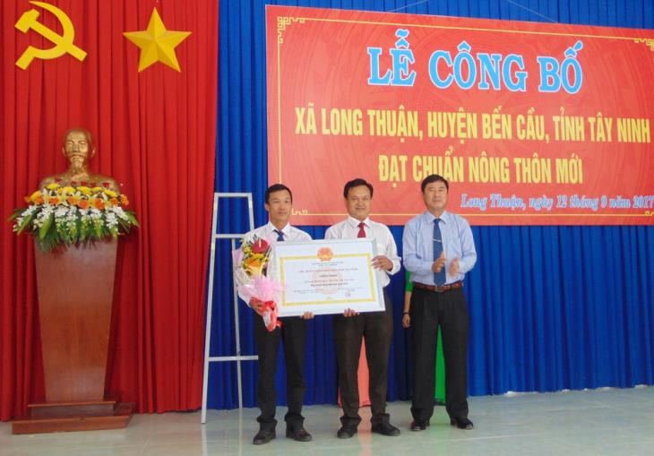 Xã Long Thuận đón bằng công nhận đạt chuẩn nông thôn mới